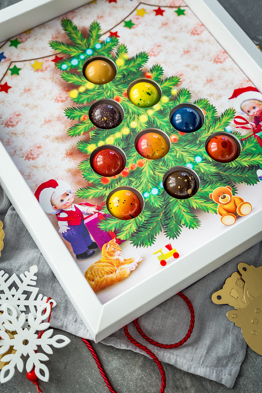 Новогодняя открытка "Дети у ёлки" 9 конфет