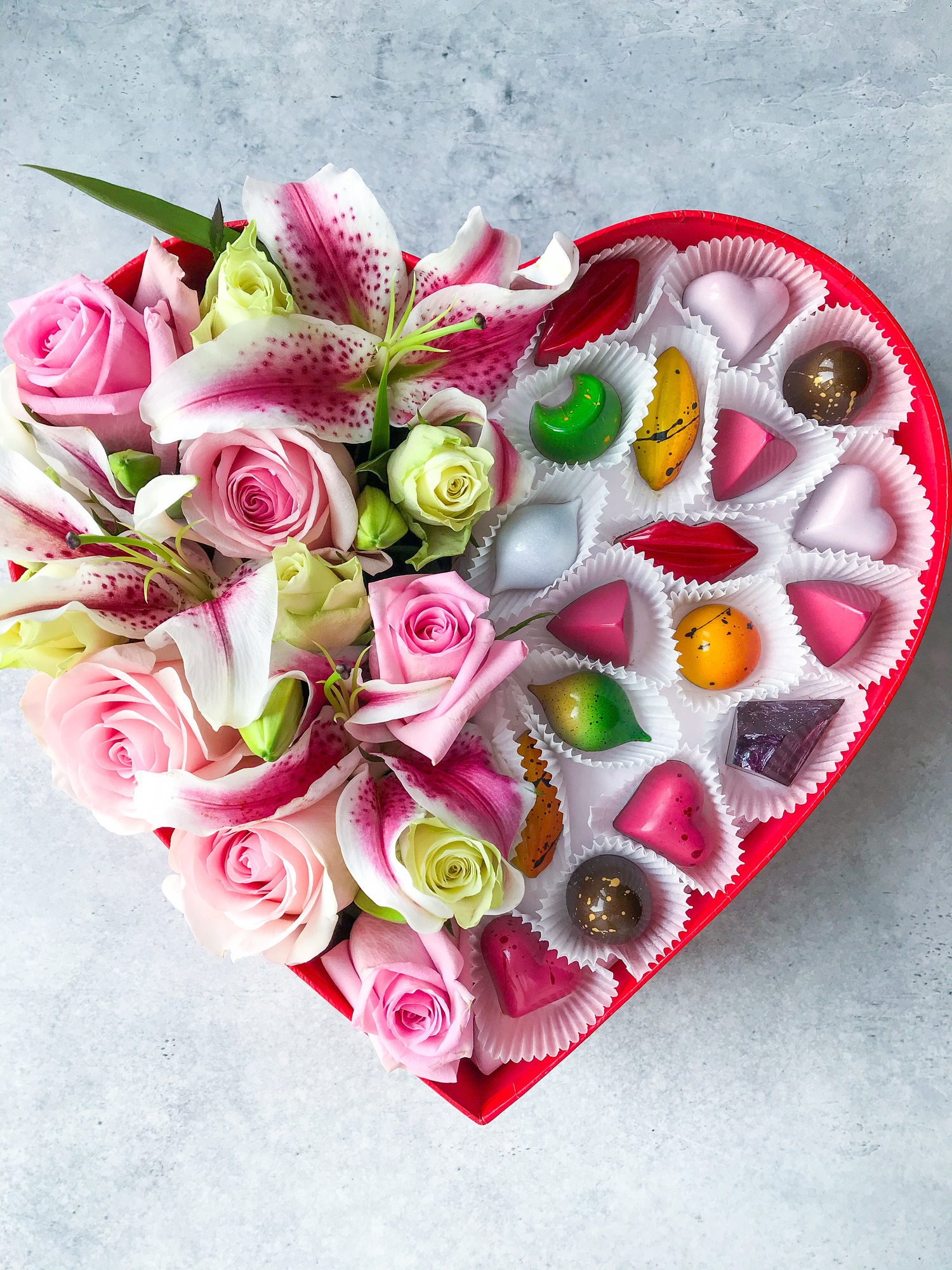 Цветочно-конфетная композиция "Любовь" 18 шт.