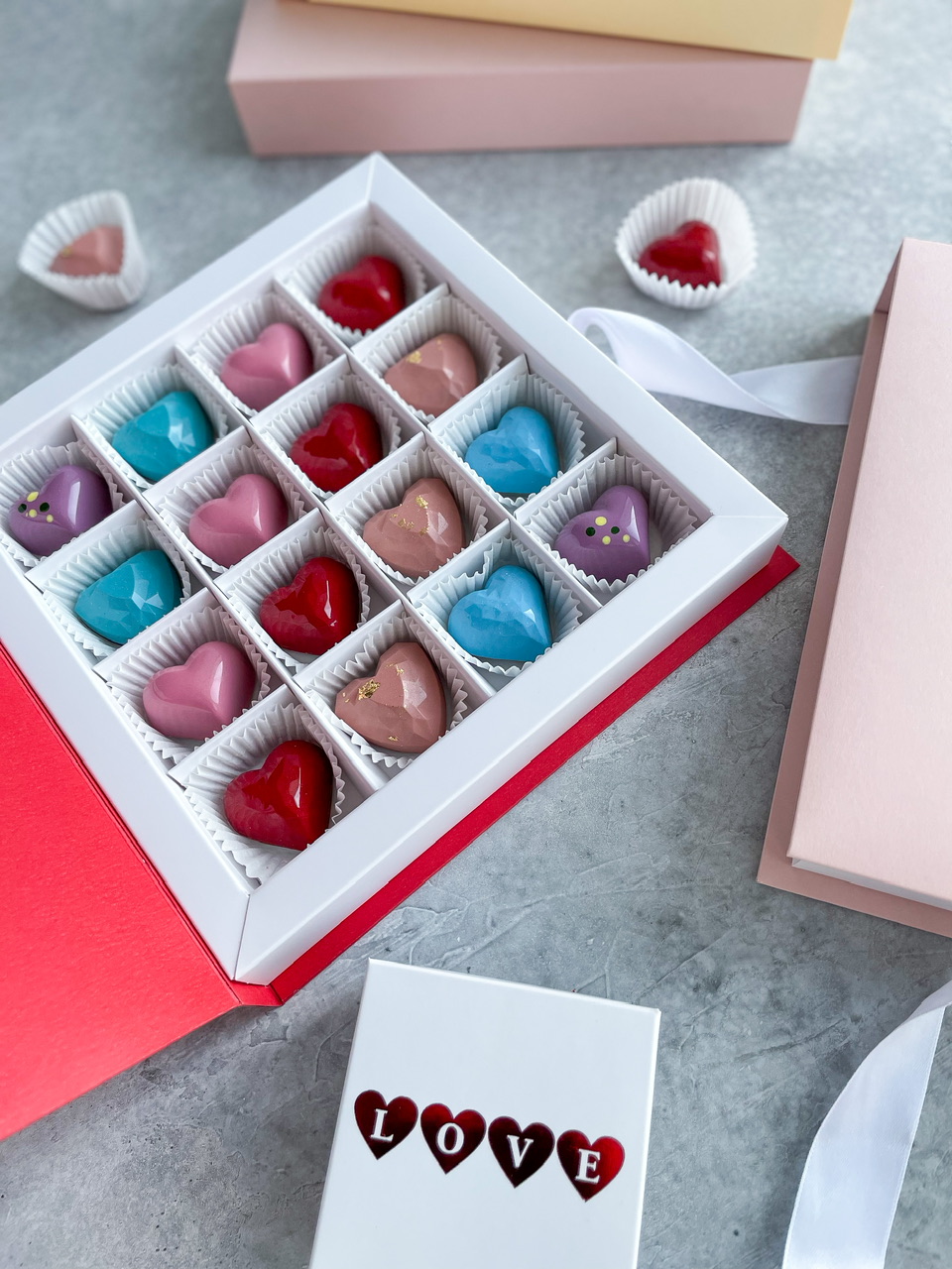 Подарочный набор-книжка "С любовью" из 16 конфет