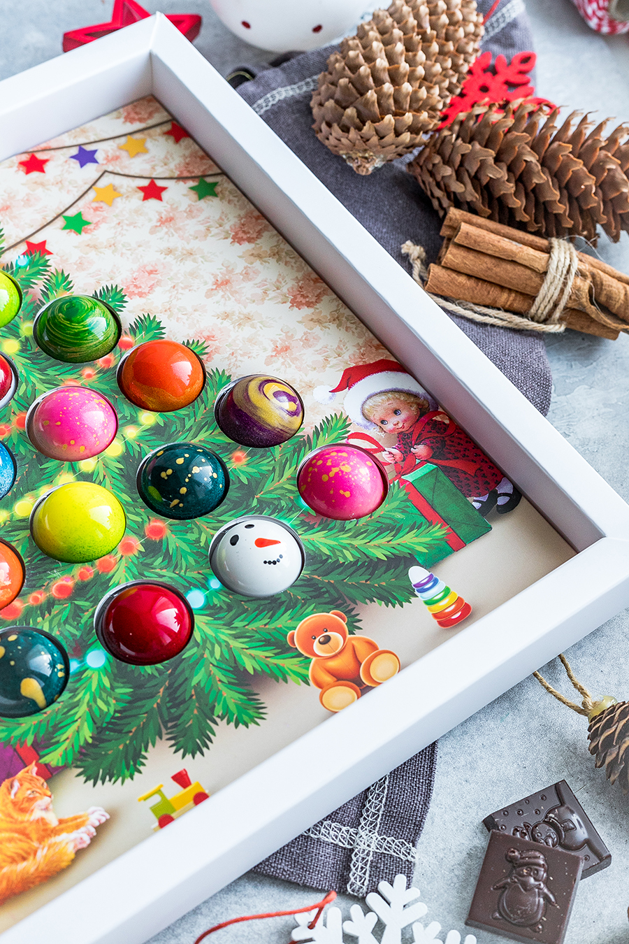 Новогодняя открытка "Дети у ёлки" 14 конфет