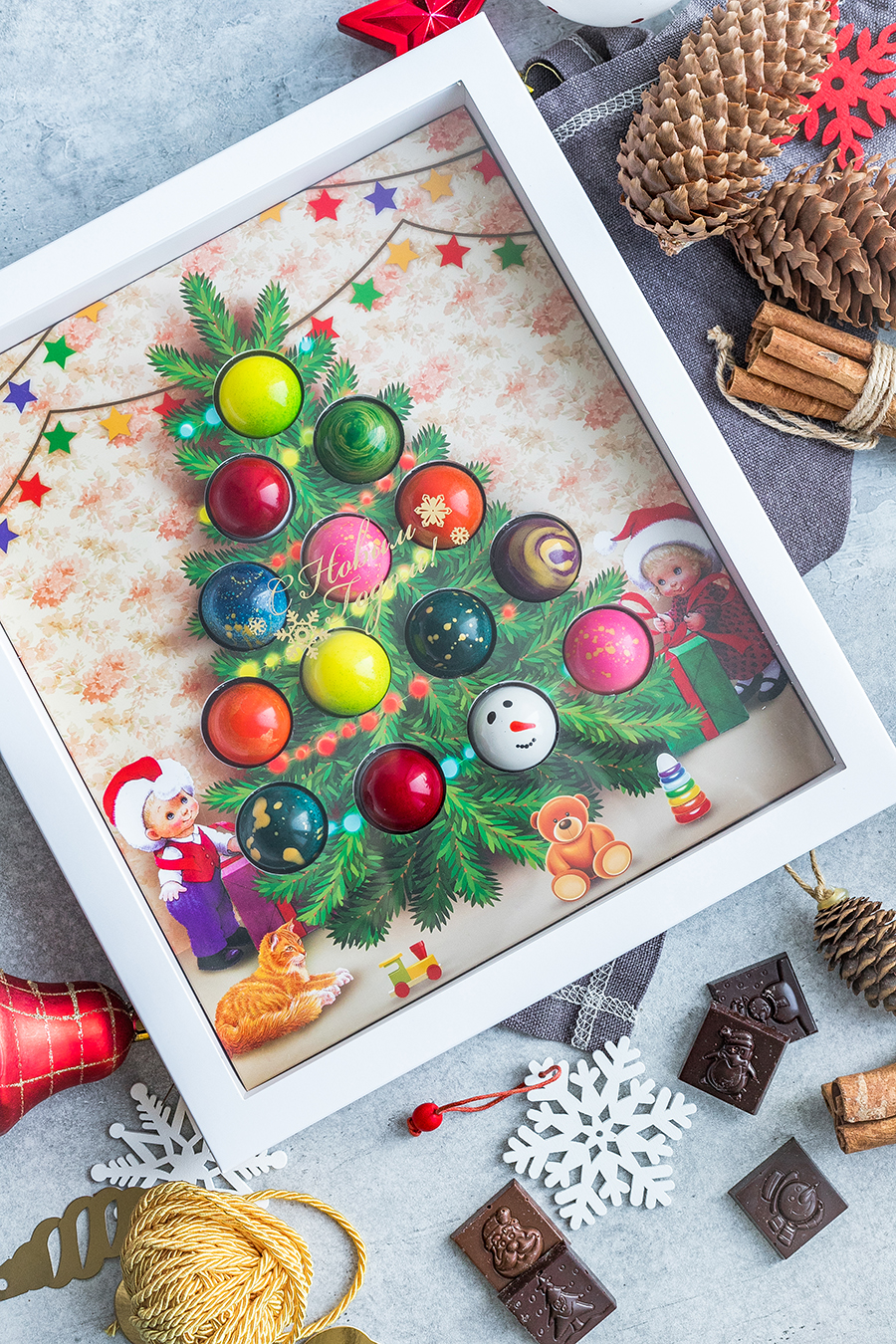 Новогодняя открытка "Дети у ёлки" 14 конфет