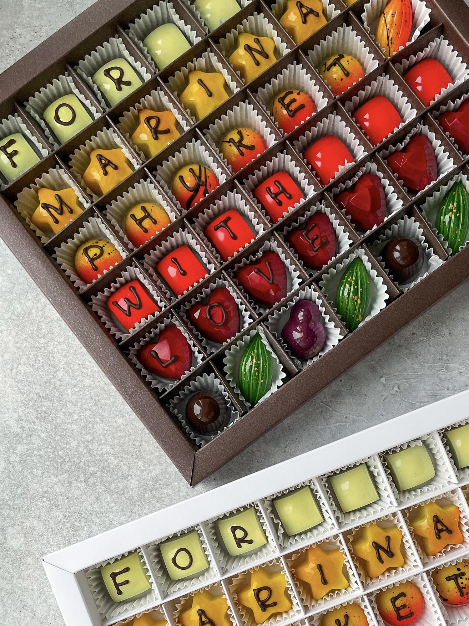 Подарочный набор с надписью 42 конфеты коричневый