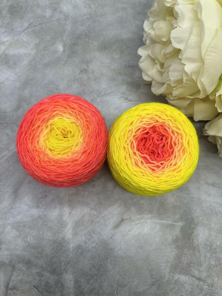 Градиент яркий алый и сочный желтый