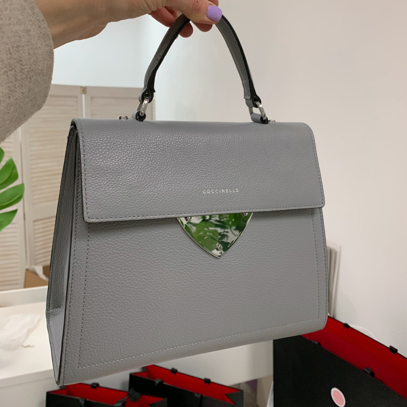 сумка Coccinelle b14 medium цвет glass / светло-серый HBB1411M