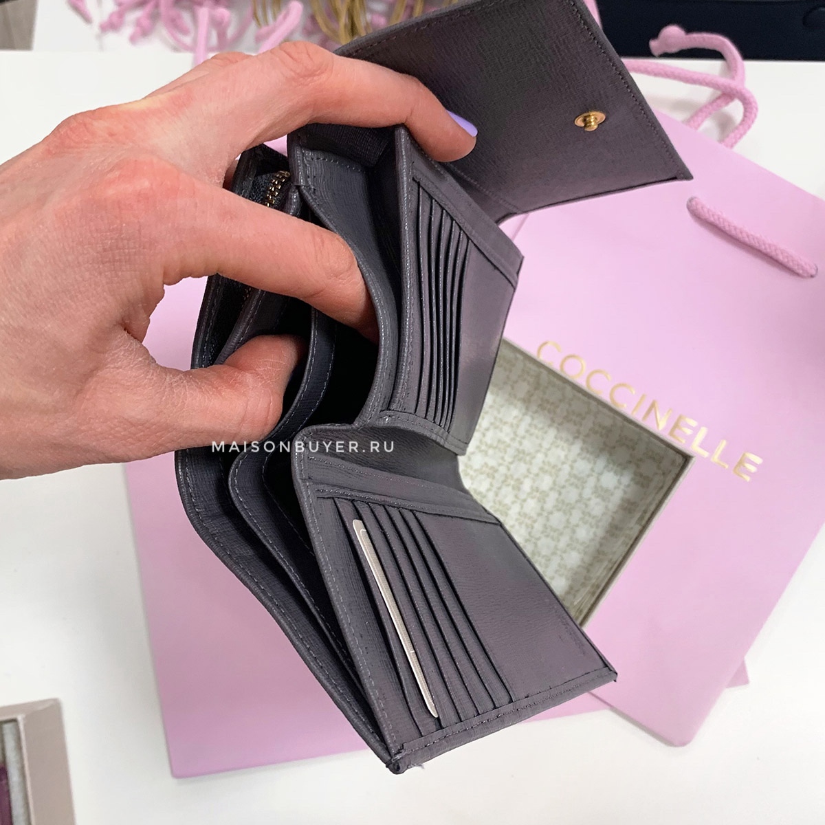 средний кошелек COCCINELLE medium saffiano flap wallet цвет fume / серый WLCOCCIM53S