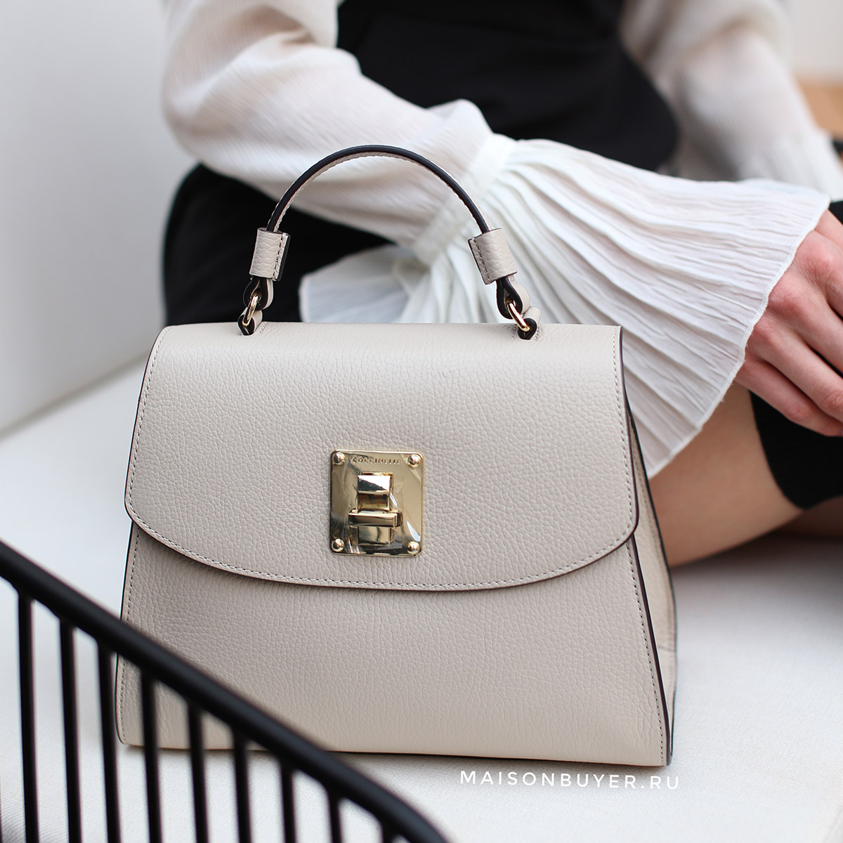 сумка Coccinelle Agatha M L цвет seashell / серо-беж HBAGATHA06M HBAGATHA06L