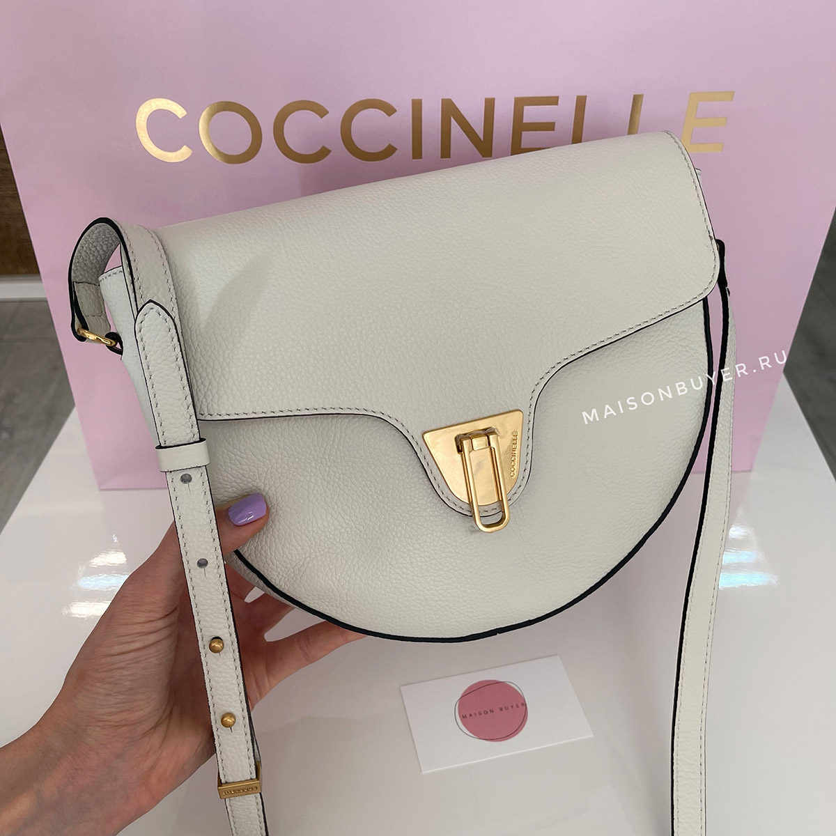 сумка COCCINELLE BEAT SOFT MEDIUM цвет CHALK / молочный HBBEAT02M