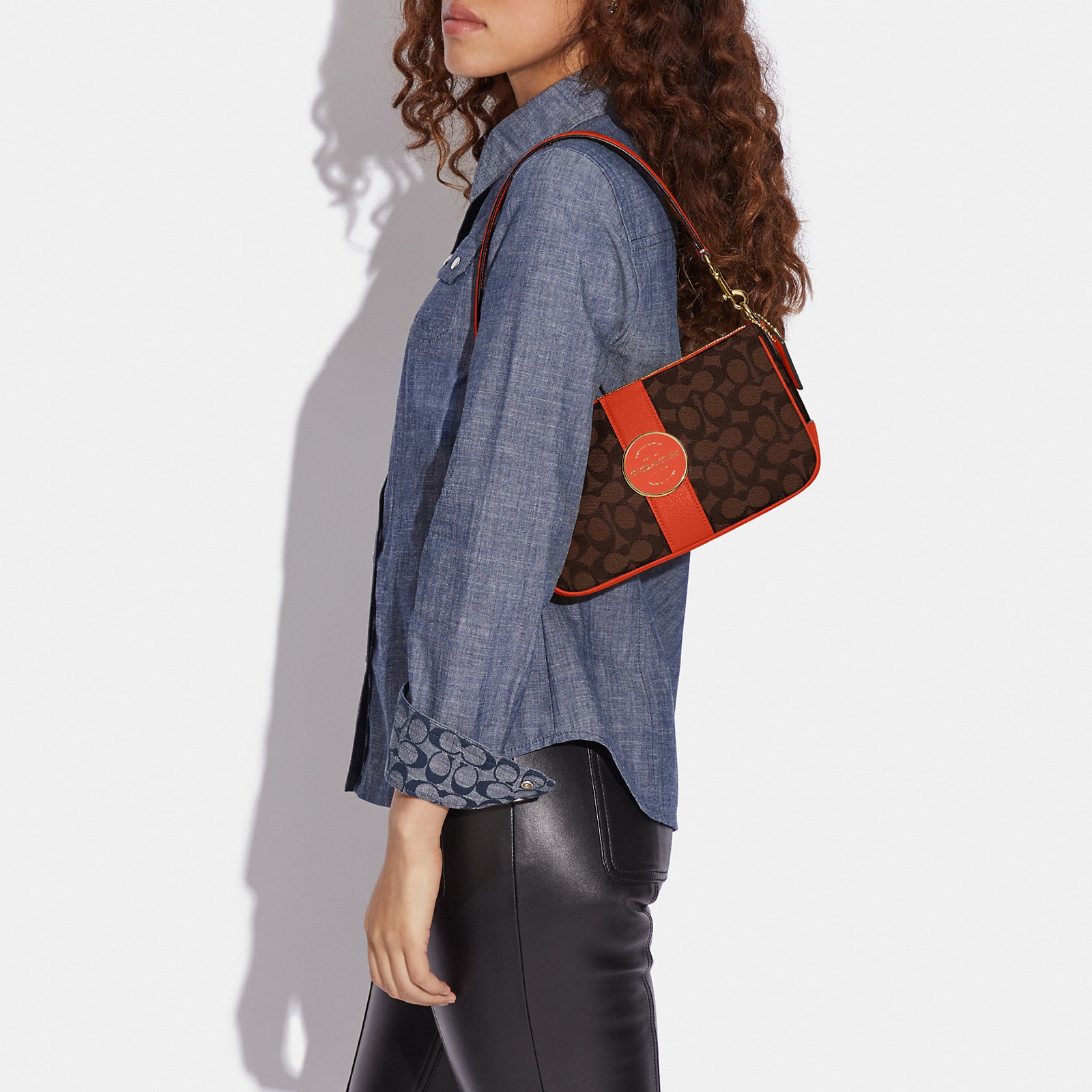 сумка COACH LONNIE BAGUETTE IN SIGNATURE JACQUARD Im/Brown/Mango