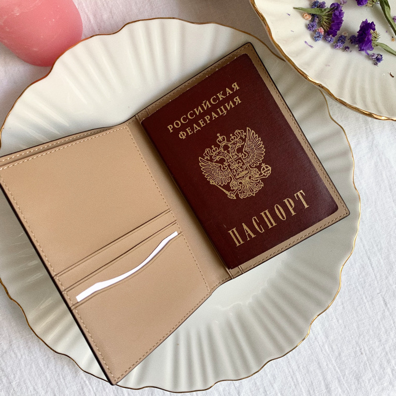 COACH PASSPORT CASE IN SIGNATURE CANVAS Gold/Light Khaki Chalk