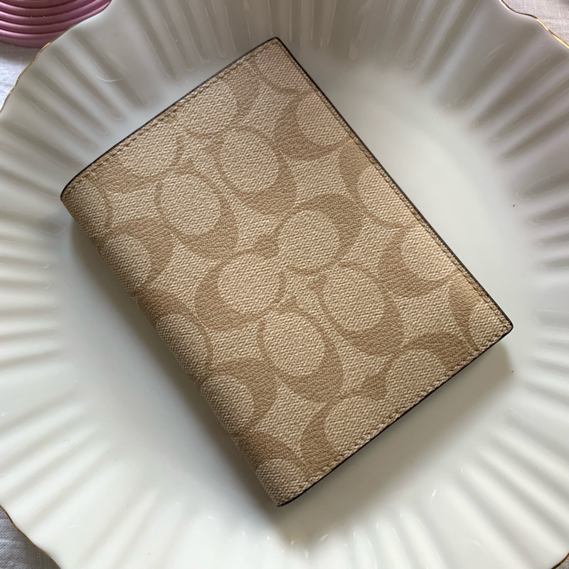 COACH PASSPORT CASE IN SIGNATURE CANVAS Gold/Light Khaki Chalk