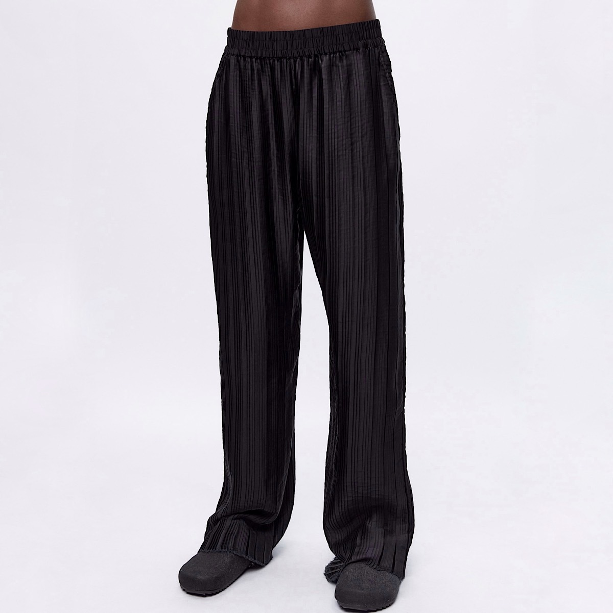 БРЮКИ ПЛИССИРОВАННЫЕ  ZARA ЦВЕТ ЧЕРНЫЙ M00411