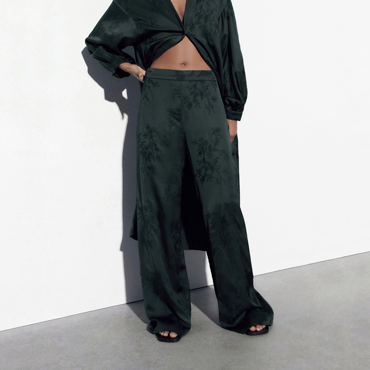 ЛЕТЯЩИЕ САТИНОВЫЕ БРЮКИ ZARA ЦВЕТ ЗЕЛЕНЫЙ M00408