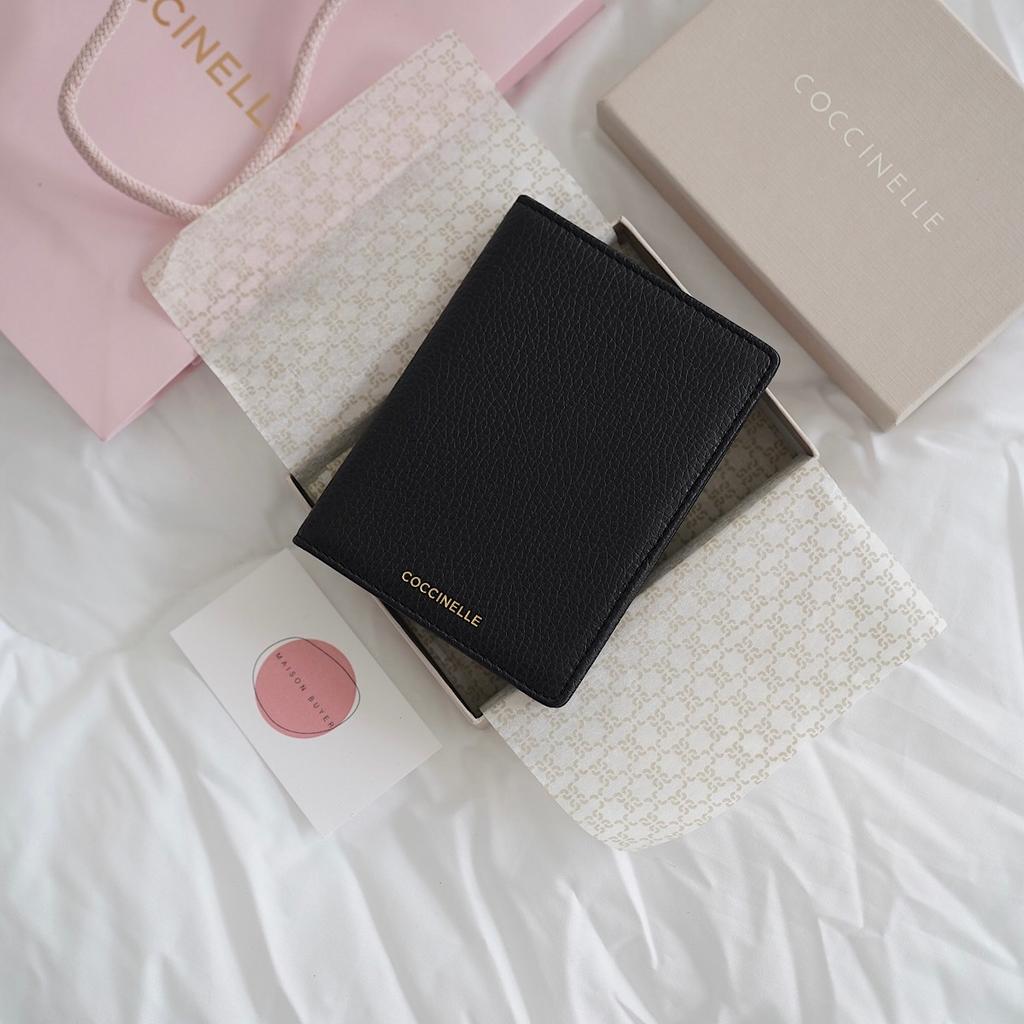 ОБЛОЖКА ДЛЯ ПАСПОРТА COCCINELLE PASSPORT COVER Noir / Черный M00696