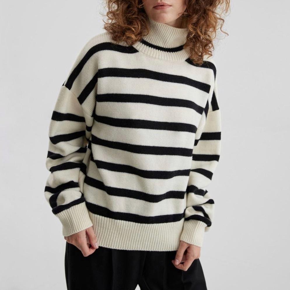 СВИТЕР СВОБОДНОГО КРОЯ С ГОРЛОМ AIM CLO ЦВЕТ МОЛОЧНЫЙ В ПОЛОСКУ M00626