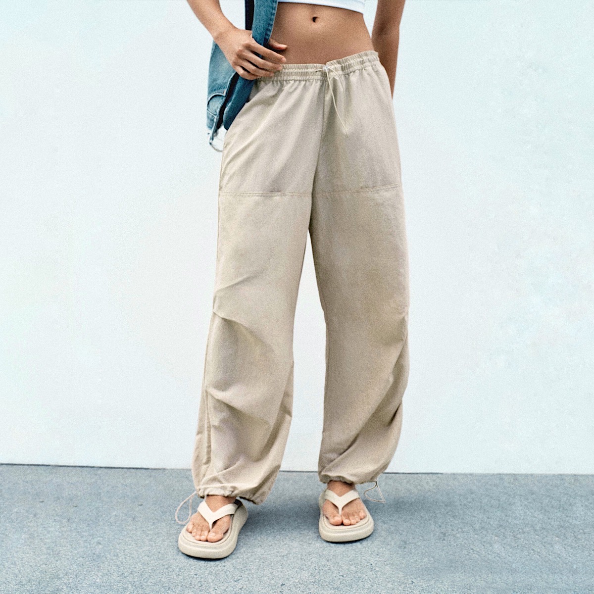 БРЮКИ ПАРАШЮТЫ ZARA ЦВЕТ ЭКРЮ M00442