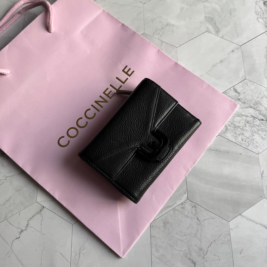 СРЕДНИЙ КОШЕЛЕК COCCINELLE MEDIUM AMBRINE WALLET цвет Noir / Черный M00678