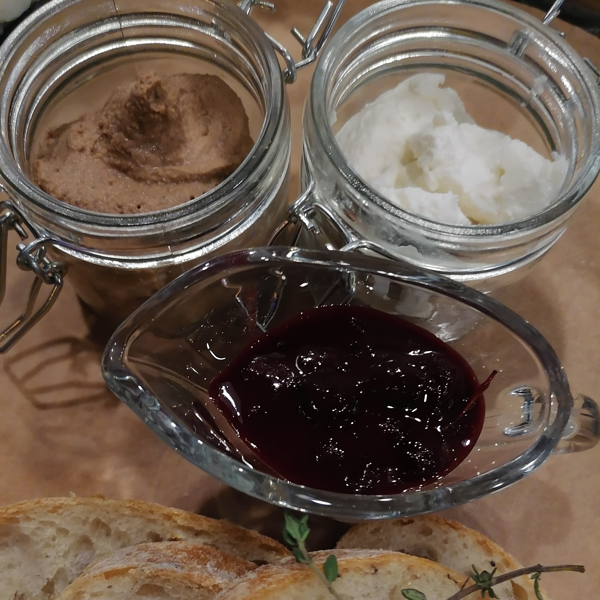 Паштет из куриной печени с риккотой и чиабаттой