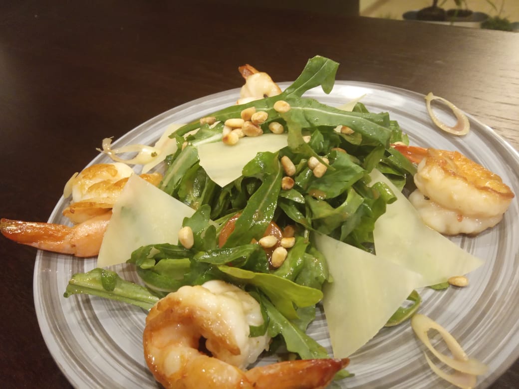 Руккола с креветкамии лемонграссом