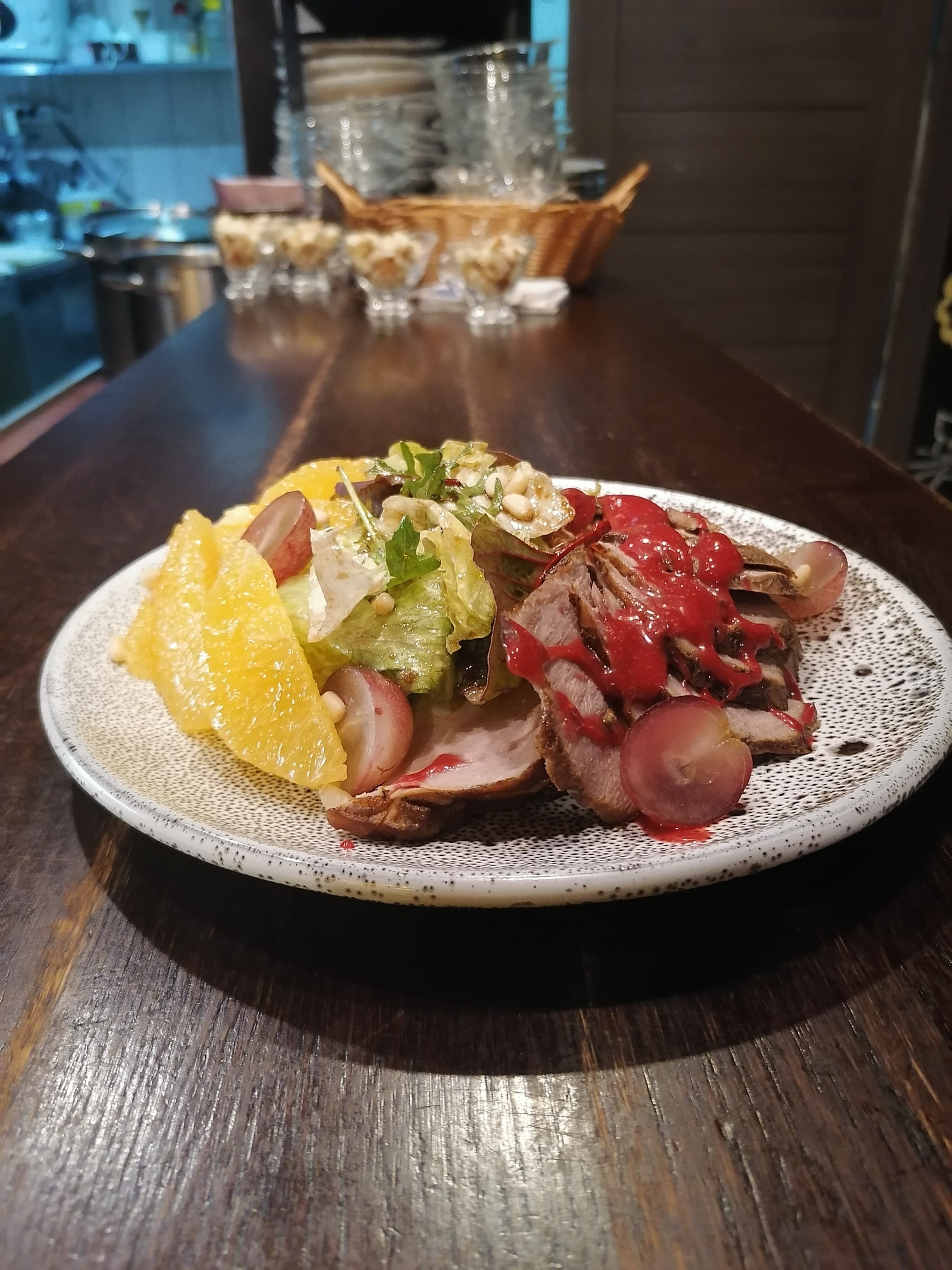 Салат с копченой уткой