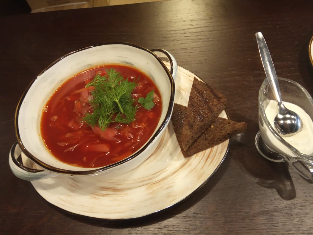 Борщ с гренками чесночными и сметаной