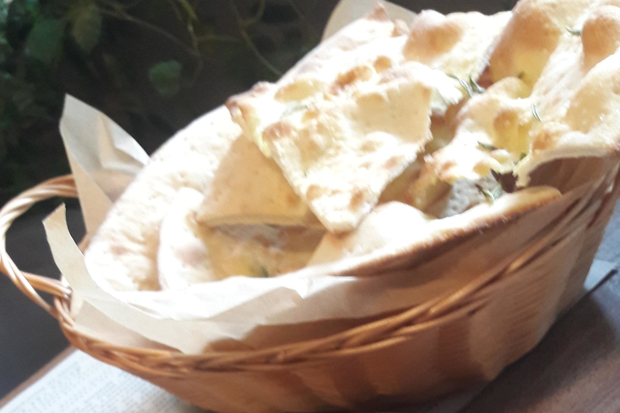 Фокачиа с розмарином и чесноком