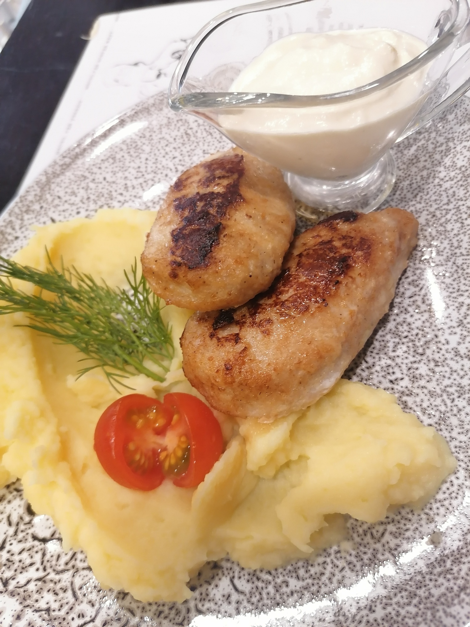 Котлеты куриные с сырным соусом