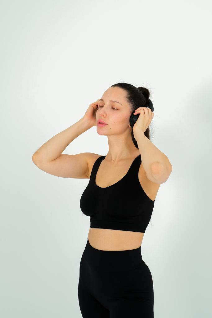 Топ на широких бретелях с плотной поддержкой