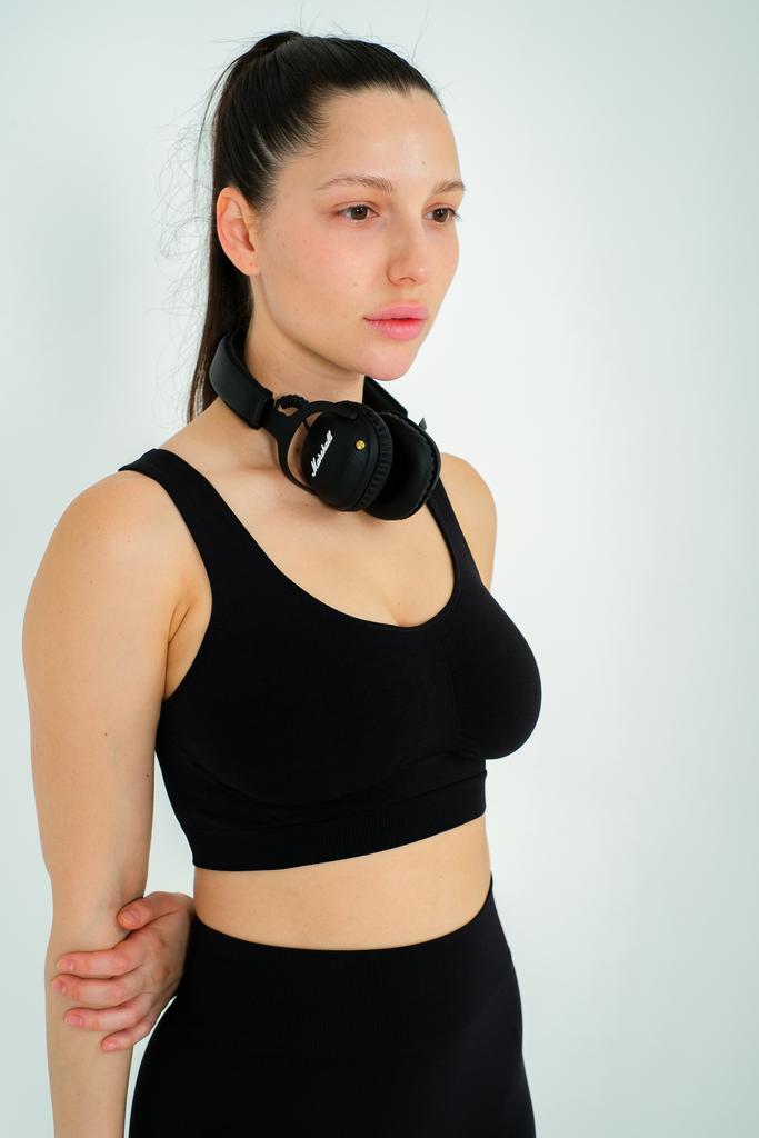 Топ на широких бретелях