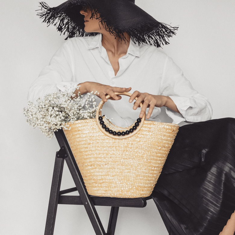 Сумка из соломы с декором из черного агата