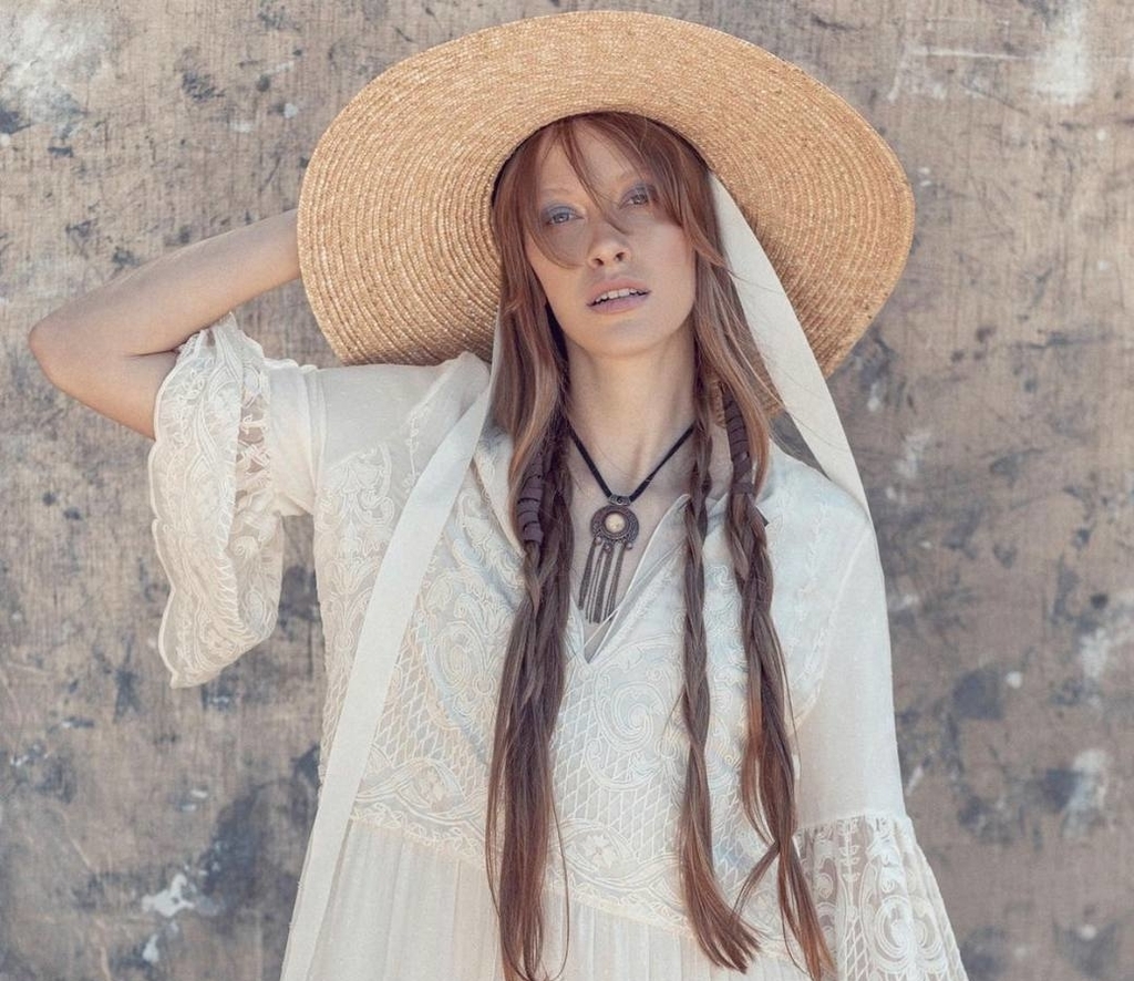 Шляпа широкополая из соломы с низкой тульей и лентами-завязками