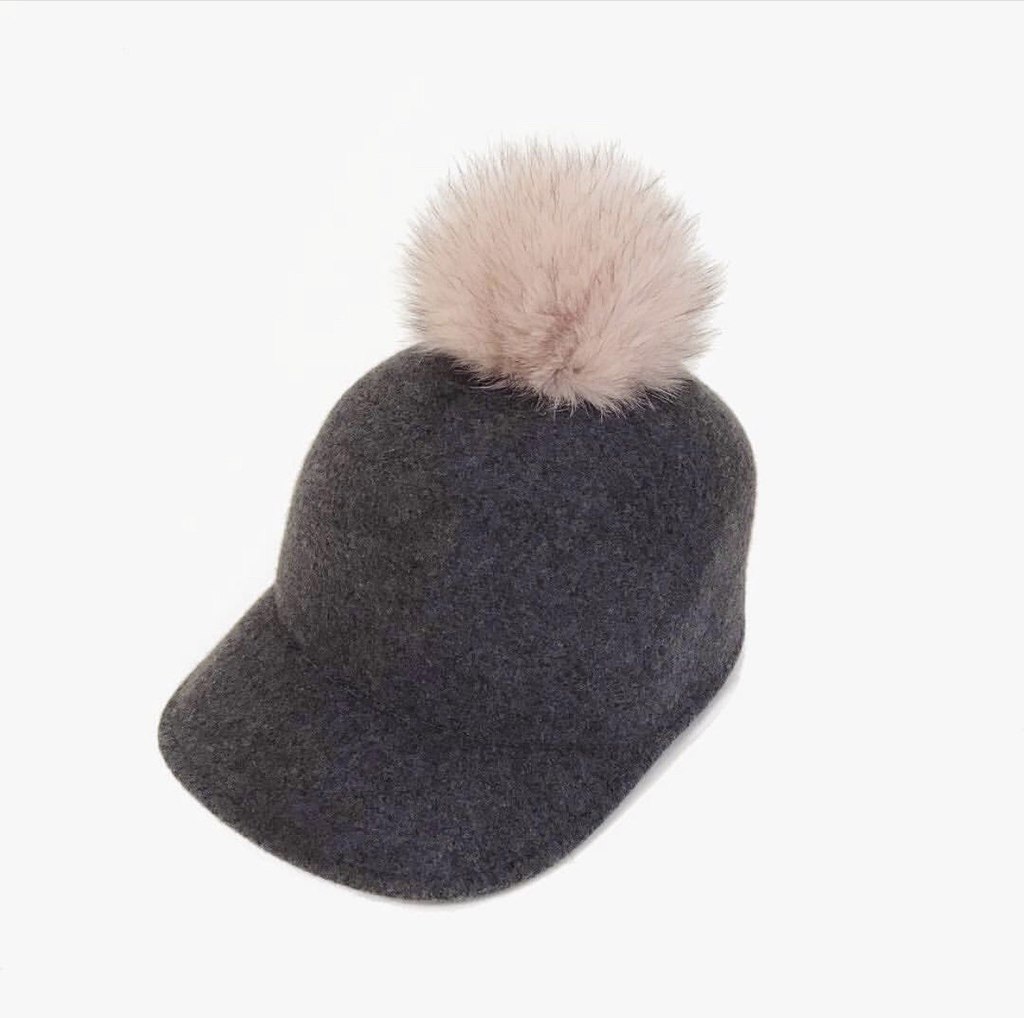 Бейсболка из фетра с помпоном из песца пудрового цвета/серый меланж