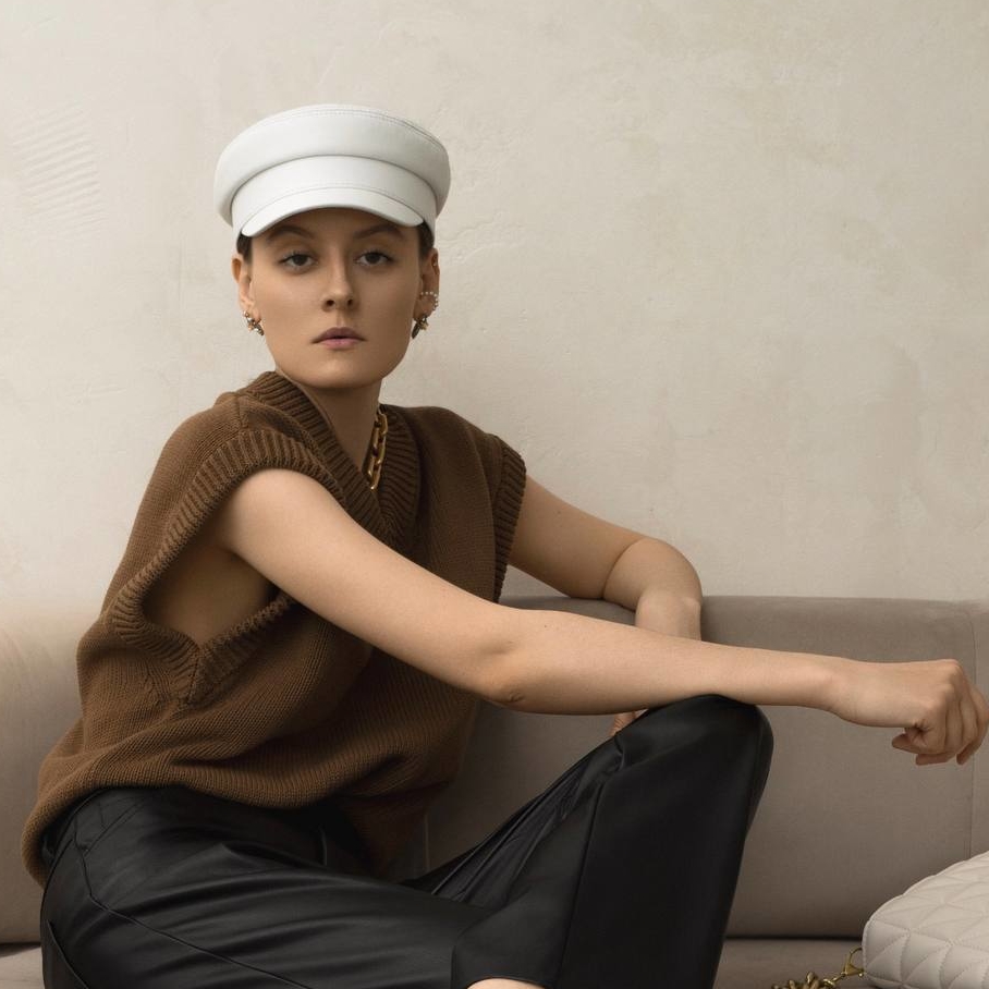 Картуз из натуральной кожи/белый