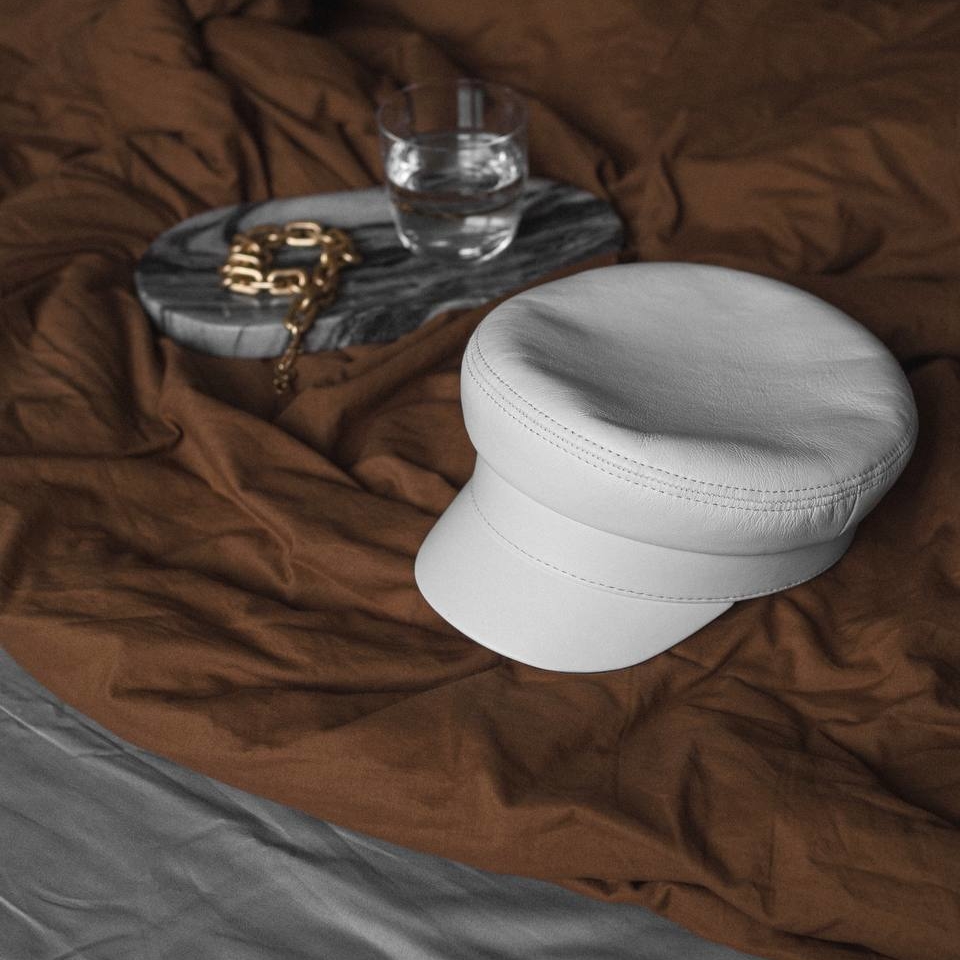 Картуз из натуральной кожи/белый