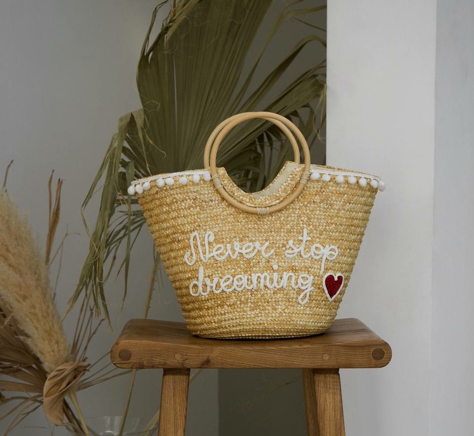 Сумка из соломы с вышивкой «Never stop...»