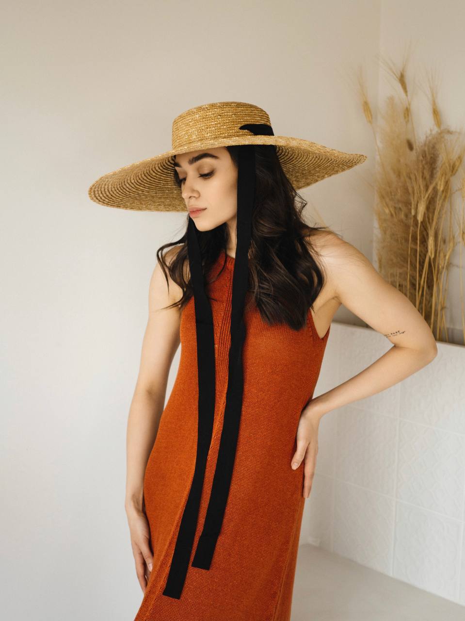 Шляпа широкополая из соломы, с низкой тульей и лентами-завязками