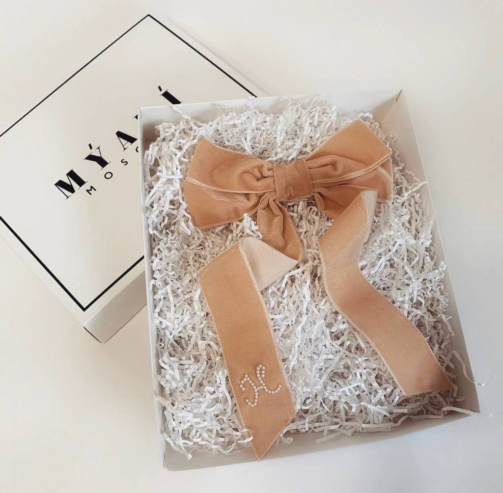 Заколка на бархатной основе ручной работы с жемчугом Swarovski/пудра