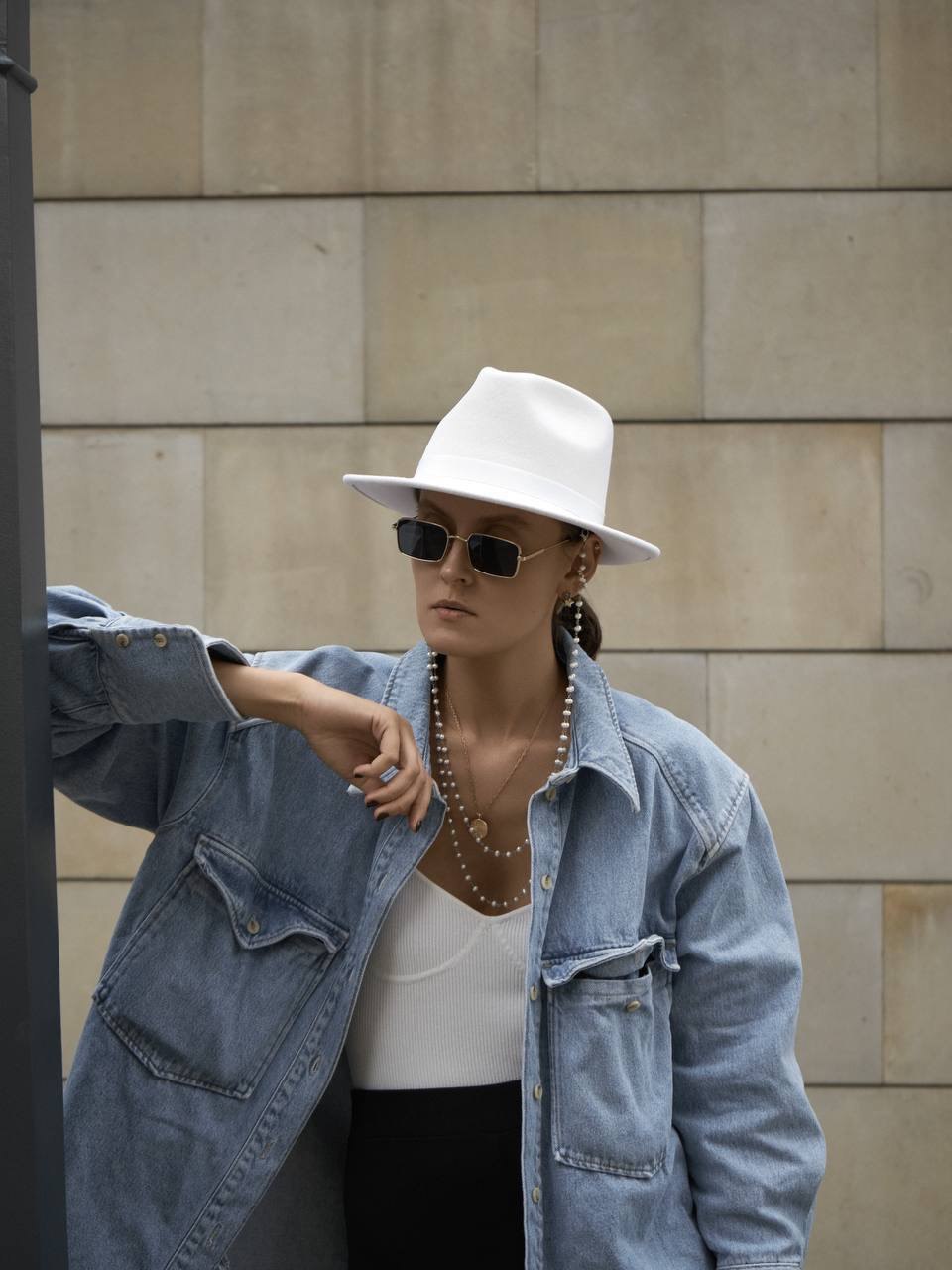 Федора FF02 из фетра с цепочкой из натурального жемчуга/белая