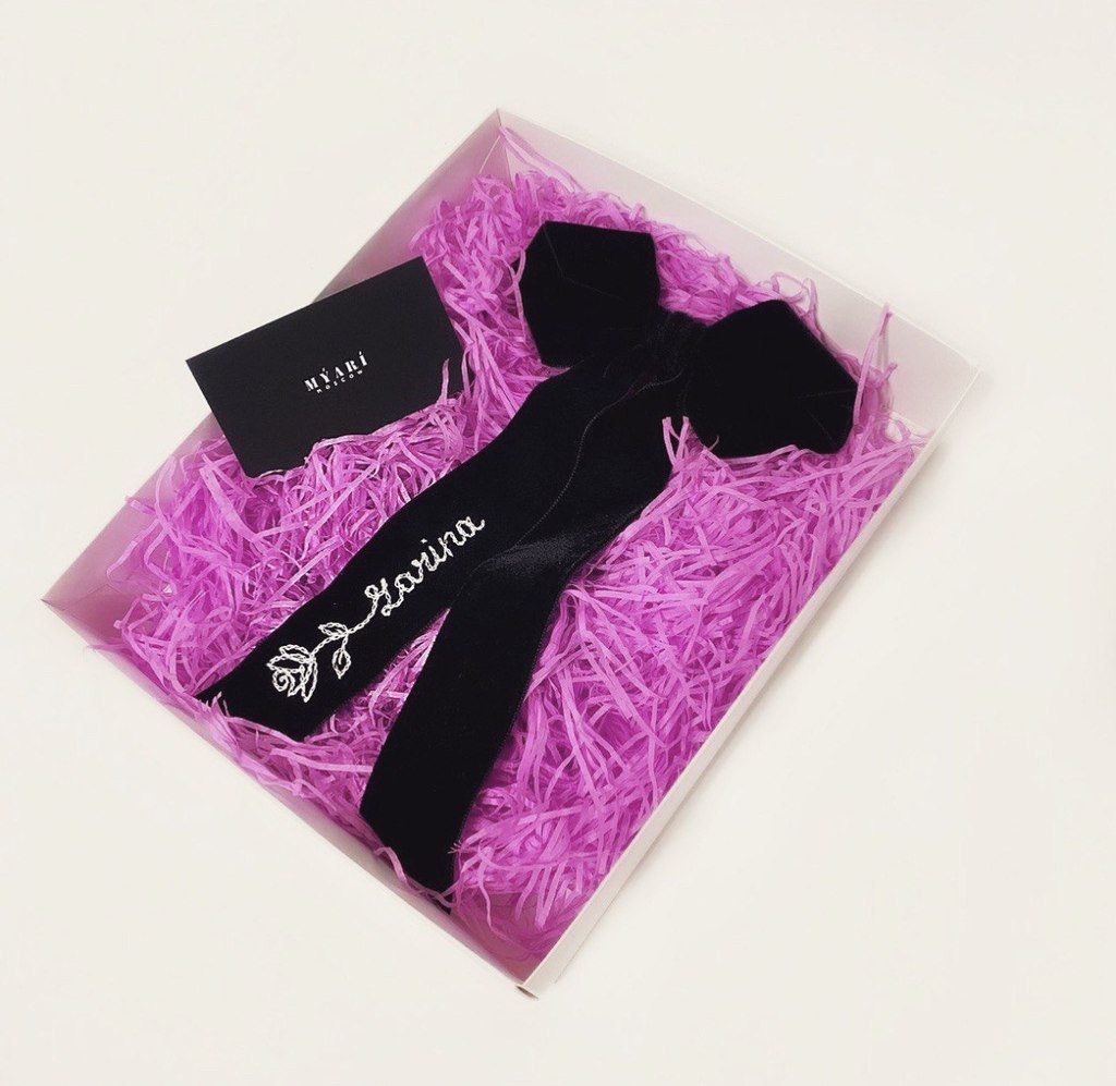 Заколка на бархатной основе ручной работы с ручной вышивкой персонализация