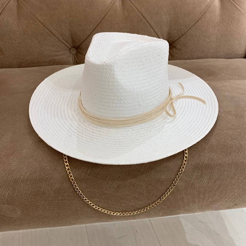 Шляпа федора FF03 из лозы белая с замшевым шнурком по тулье и цепочкой под шею