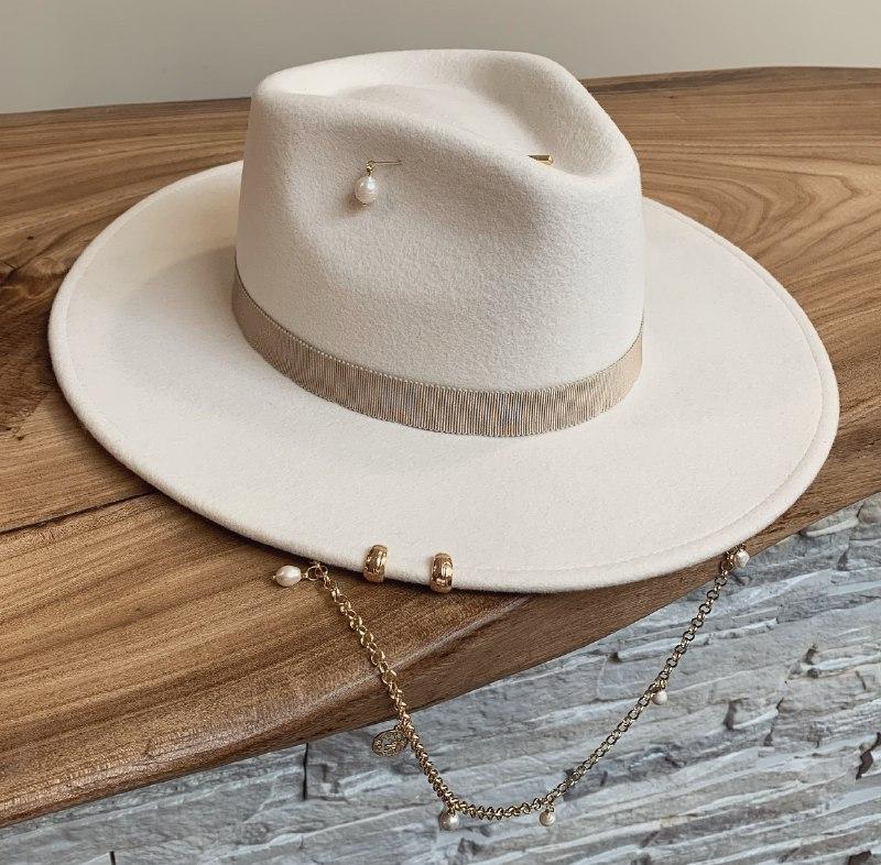 Шляпа федора FF03 широкополая с прямыми полями из шерсти с декором из барочного жемчуга/белая