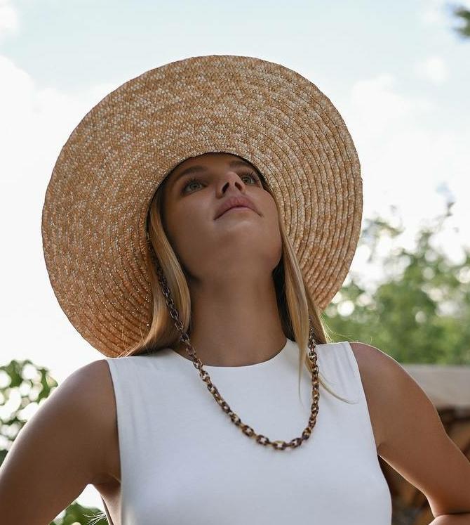 Акриловая цепочка под шею в коричневом оттенке