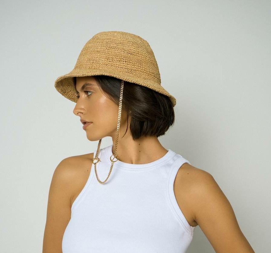 Панама из рафии вязаная с цепочкой