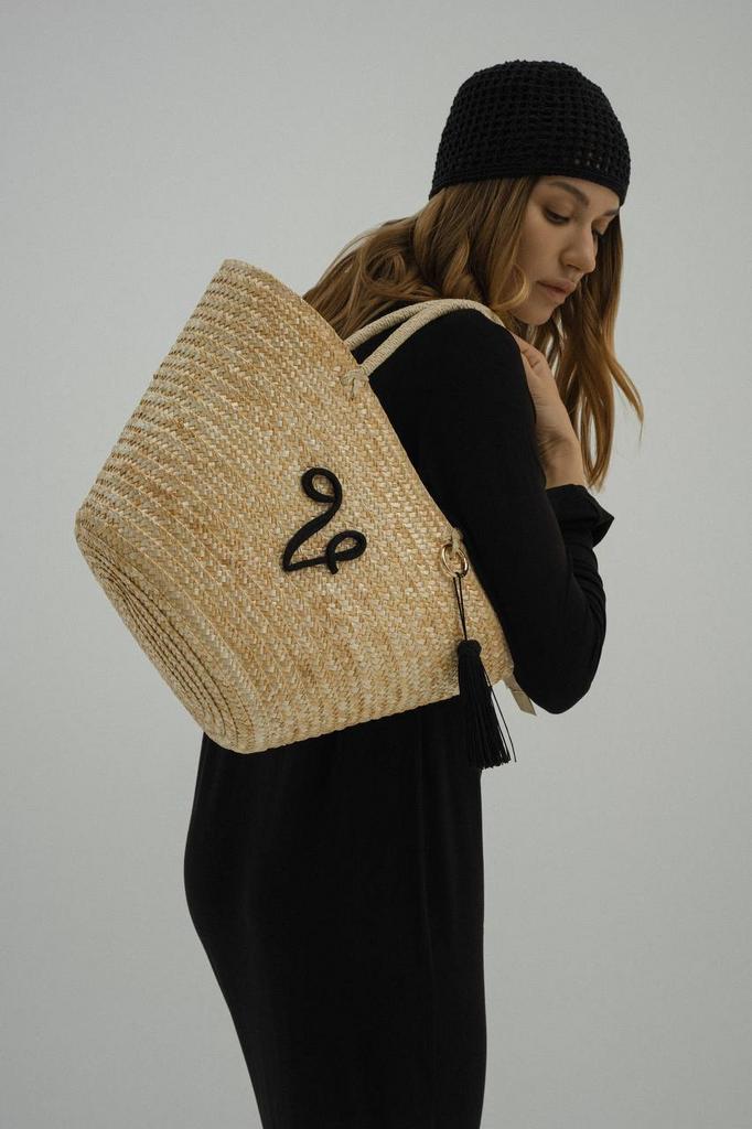 Сумка-корзинка из натуральной соломы Alphabet с удлиненными ручками и 3D вышивкой