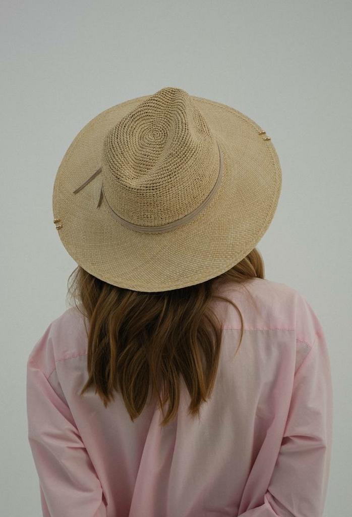 Шляпа федора из эквадорской соломки токилья поля и тулья из рафии с декором