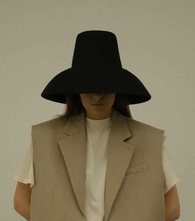 Шляпа "Колокол" из фетра в черном оттенке
