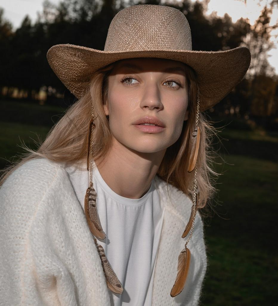 Шляпа федора из соломки БАО с перьями