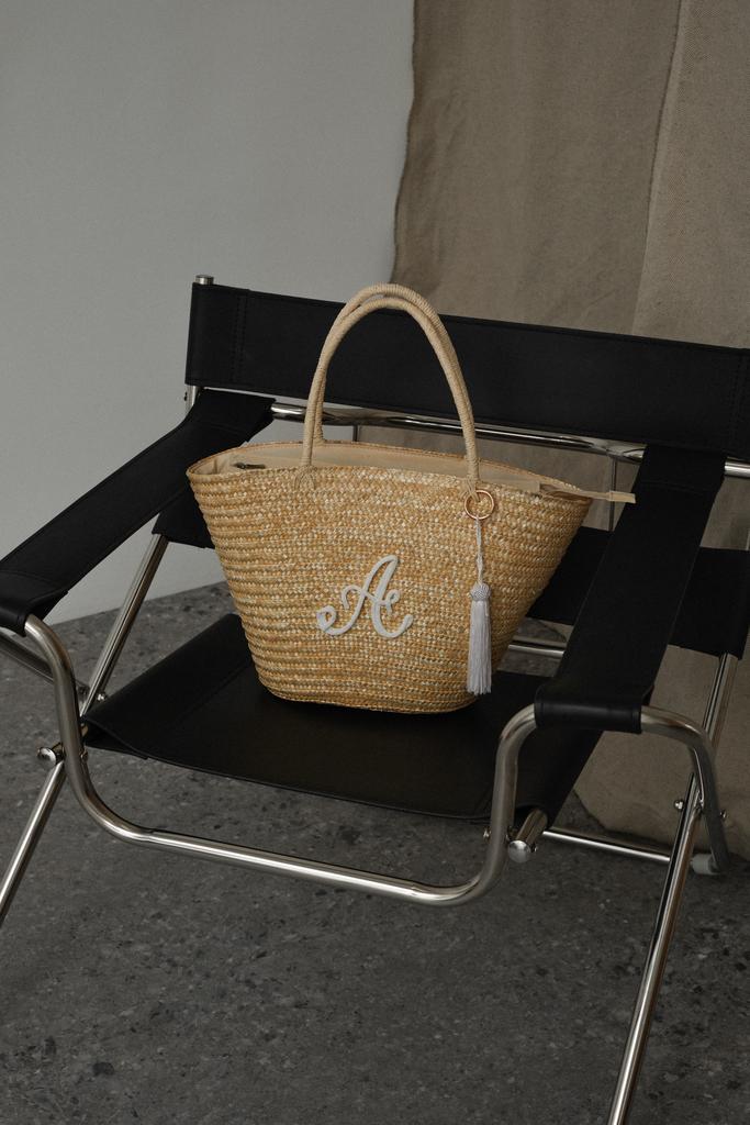 Сумка-корзинка из натуральной соломы Alphabet с удлиненными ручками и 3D вышивкой