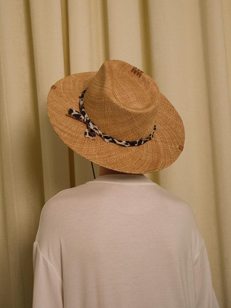 Шляпа федора из БАО с анималистичной лентой и вышивкой