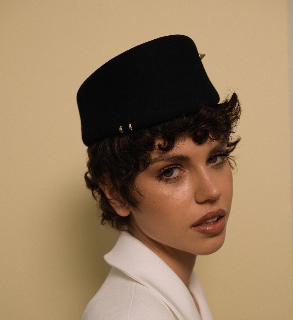 Шляпа-таблетка VOGUE из фетра с пирсингом/черный