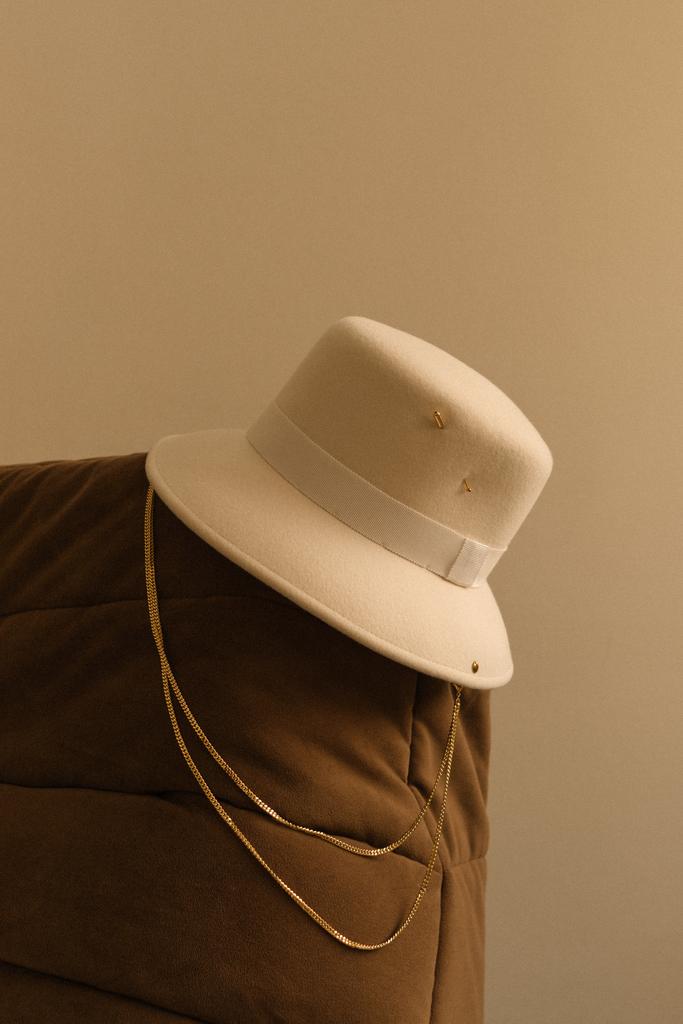 Одри mini из фетра с цепочкой под шею и декором/белый